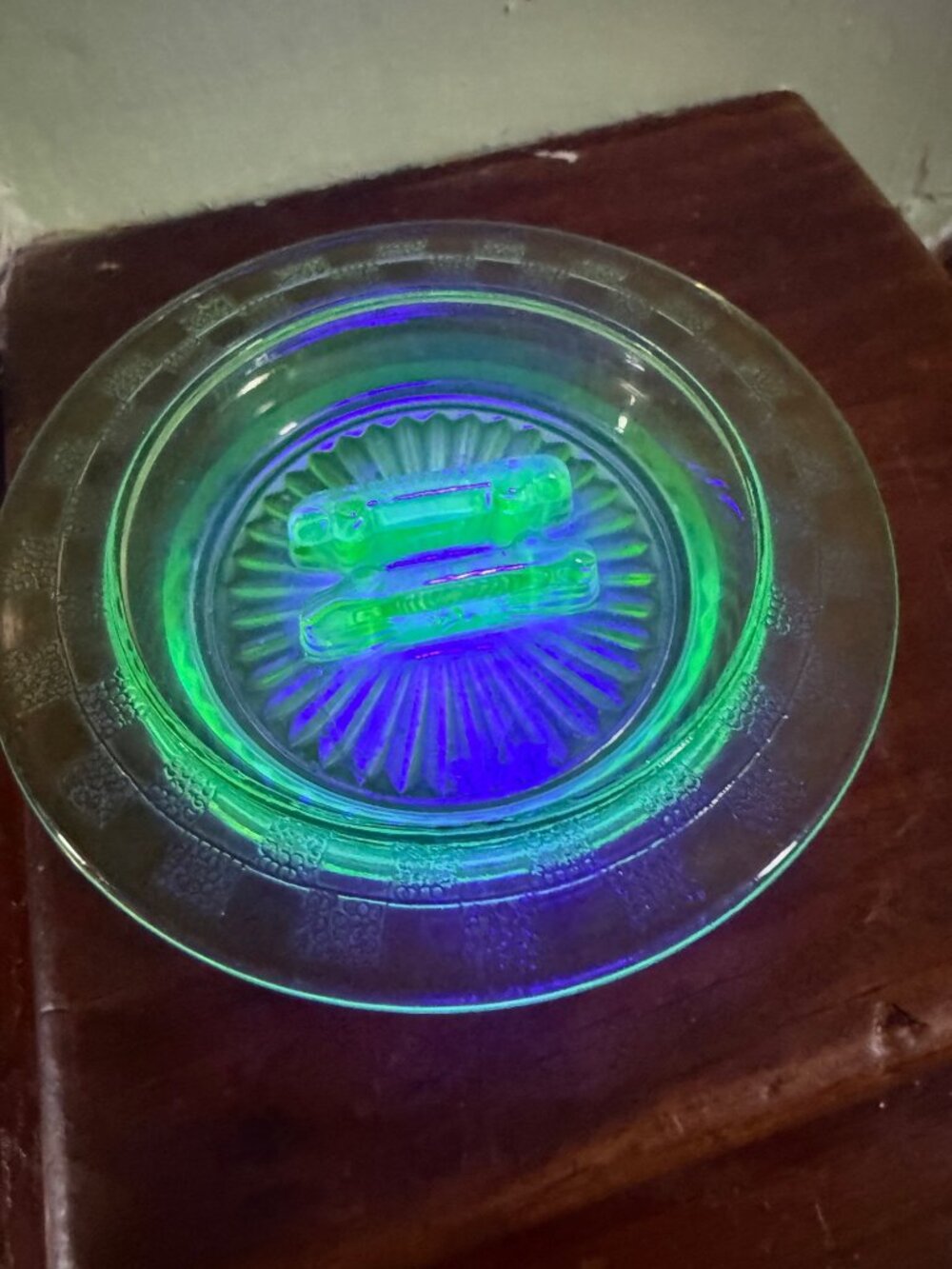 Vintage 30's Hazel Atlas Green Uranium Glass Ashtray With Matchbook Holder 4" - Picture 8 of 9